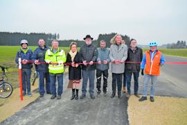 Eine neue Radwegeverbindung gibt es ab sofort zwischen Unterschweinbach und Oberweikertshofen. Stellvertretende Landrätin Martina Drechsler hat am 12. Dezember gemeinsam mit Bürgermeister Martin Obermeier den rund einen halben Kilometer langen Abschnitt des Geh- und Radweges zwischen Unterschweinbach und Oberweikertshofen für den Verkehr freigegeben. 