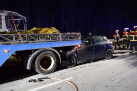u einem schweren Unfall kam es gestern Abend auf der B471, kurz nach der AS DAH/FFB in Richtung Fürstenfeldbruck. Aus uns unbekannter Ursache prallte ein PKW in das Heck eines LKWs. Der Fahrer des Fahrzeugs wurde dabei verletzt und nach einer Erstversorgung durch Einsatzkräfte der Feuerwehr mit einem Rettungswagen in ein Krankenhaus transportiert.