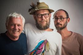 Den Auftakt ins neue Jahr bei MUSIK IM RATHAUS macht die bayerische „Supergroup“ BRUSTMANN SCHÄFER HORN am Freitag, 17. Januar 2025, um 19:30 Uhr. Sebastian Horn, Sänger und Texter von „Dreiviertelblut“ und „Bananafishbones“ stammt aus einer Familie, in der leidenschaftlich bayrische Volkslieder gesungen wurden. 