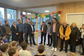 Am Montag 13. Januar, öffnete der neue Allinger Kindergarten erstmals. In der vergangenen Woche zog das Kindergarten-Team vom alten Kindergarten-Gebäude in die neuen Räume. Bürgermeister Joachimsthaler bedankte sich beim gesamten Kindergarten-Team: „Sie haben den Umzug in hervorragender Zusammenarbeit, top organisiert und engagiert gestemmt!“ Bei den Eltern bedankte er sich ebenfalls - denn sie hatten den Umzug unterstützt.