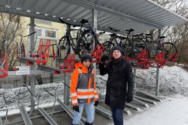 Kurz vor Weihnachten wurden die Bauarbeiten für 60 neue Fahrradständer am Bahnhof Buchenau fertiggestellt. Dieses Projekt der Bike+Ride-Offensive der Deutschen Bahn wird im Rahmen der Nationalen Klimaschutzinitiative vom Bundesministerium für Wirtschaft und Klimaschutz gefördert. Mit diesem „Weihnachtsgeschenk“ haben die Brucker Bürgerinnen und Bürger nun die Möglichkeit, ihr Fahrrad direkt an dem Geh- und Radweg neben den Gleisen sicher abzustellen.