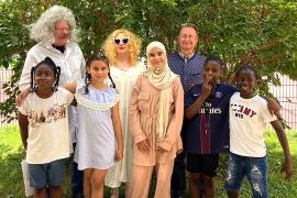 Mit „kaum zu glauben“ könnte man die Erfolgsgeschichte des Gilchinger Vereins „Integrationshilfe für ausländische Kinder und Jugendliche“ titeln. Seit nunmehr 35 Jahren werden dort Schüler aus aller Herren Länder aufgenommen und schulisch unterstützt sowie auch mit viel Engagement in so manch‘ bayerische Gepflogenheiten eingeweiht. 
