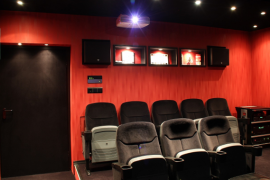 Entdecken Sie, wie hochwertiges Equipment Ihr Heimkino-Erlebnis optimiert. Worauf sollte man bei der Einrichtung achten?