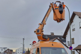 Uwe Fuchs und Dirk Birkholz (im Bild) tauschen die nächsten Monate zusammen mit Kollegen die alte Straßenbeleuchtung auf Maisachs Straßen gegen LED-Leuchten aus. Jason Podt, Klimaschutzbeauftragter der Gemeinde (links unten), freut das sichtlich: „Die Gemeinde spart dadurch auf lange Sicht viel Strom und damit Geld und auch Emissionen.“ 