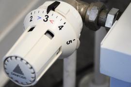 Höhere CO2-Preise, dynamische Stromtarife, strengere Regeln für Holzöfen und neue Förderbedingungen für Wärmepumpen: Die Energieberatung der Verbraucherzentrale Bayern erklärt, was sich zum Jahreswechsel geändert hat.