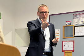Politische Bildung steht schon lange auf dem Lehrplan der Montessori-Schule Günzlhofen und so war Anfang Februar Benjamin Miskowitsch, Landtagsabgeordneter der CSU, zu Besuch, um zwei Unterrichtsstunden in der 9. und 10. Klasse zu übernehmen. Die Themen, die die Schülerinnen und Schüler interessierten, waren breit gefächert. Es wurde über die illegale Migration, das Gendern, die Gewaltenteilung und Waffenlieferungen in die Ukraine gesprochen.