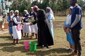 – Im Rahmen der Initiative „1000 Schulen für unsere Welt“ engagiert sich die Kolpingfamilie Olching in der Kenyanischen Stadt Eldoret. Ursprünglich sollte die Schule in Githunguri, nahe Nairobi, gebaut werden. Dort habe es jedoch Probleme mit dem Grundstück gegeben. Von den Olchingern wurde bereits eine Schule in Bomongo (im Kongo) fertiggestellt.