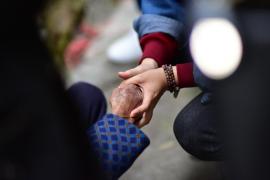 Die Vorstellung, den Lebensabend in den vertrauten eigenen vier Wänden zu verbringen, ist für viele Menschen ein Herzenswunsch. Die sogenannte 24-Stunden-Pflege bietet hier eine vielversprechende Möglichkeit. Doch was genau verbirgt sich hinter diesem Konzept? Welche Voraussetzungen müssen erfüllt sein, damit diese Betreuungsform erfolgreich umgesetzt werden kann? Und welche rechtlichen und finanziellen Aspekte gilt es zu beachten?