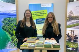Ausflugsziele mit dem ÖPNV – darum geht es bei der neuen Flyerserie, die das Landratsamt Starnberg gemeinsam mit den Nachbarlandkreisen Fürstenfeldbruck sowie Bad Tölz-Wolfratshausen und in Zusammenarbeit mit dem Münchner Tarif- und Verkehrsverbund (MVV) im letzten Jahr ins Leben gerufen hat. Um die neuen Flyer vorzustellen, ist das Landratsamt heute auf der Münchner Freizeitmesse f.re.e am Stand von Oberbayern vertreten. „Im Freizeitbereich sehe ich noch viel Potential für den ÖPNV. Gerade in unserer Regio