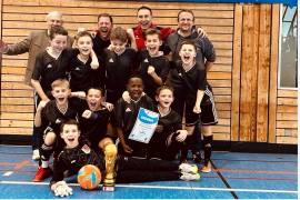 – Insgesamt zwölf Teams mit namhaften Nachwuchsmannschaften spielten Mitte Februar bei der Endrunde der Oberbayerischen Meisterschaft der Fußball E-Junioren (U11/Jg. 2014) in Hausham. Das Puchheimer Team der Trainer Markus Potzler und Nils Klippe startete in der Gruppenphase um den Einzug ins Viertelfinale mit einem 0:0 gegen den späteren Drittplatzierten FC Schwabing München ins Turnier. 