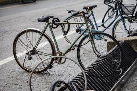 - Frech oder dreist sind fast noch zu vornehme Beschreibungen, um das Verhalten eines 17-jährigen Fahrraddiebes aus Gilching zu beschreiben, der im Zeitraum von 08.02.2025 - 11.02.2025 das Mountainbike eines 18-jährigen Gilchingers in der Landsberger Straße gestohlen hatte. Das Fahrrad mit einem Wert von ca. 600 Euro war im besagten Zeitraum mit einem Fahrradschloss an einem Fahrradstellplatz abgesperrt worden. 