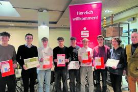 – Die 42. Spielrunde vom Planspiel Börse ist beendet. Alle Mitglieder der drei erfolgreichsten Siegergruppen im Landkreis Fürstenfeldbruck sowie die Schulleiter und betreuenden Lehrkräfte wurden am 18. Februar im Rahmen einer Feier in der Martha Pizzarei für ihren herausragenden Erfolg von der Sparkasse Fürstenfeldbruck geehrt. 