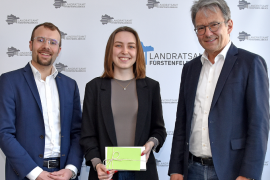 Mit Bravour hat Sophia Siegle die Ausbildung zur Verwaltungsfachangestellten im Landratsamt Fürstenfeldbruck abgeschlossen. Dank ihrer hervorragenden Leistung erreichte die 20-Jährige bei der Abschlussprüfung im November 2024 bayernweit den ersten Platz aller Teilnehmer.