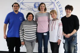 Beim Mammendorfer Institut für Physik und Medizin GmbH (MIPM) haben im September vorigen Jahres die neuen Auszubildenden Oleksandr (Fachinformatiker für Systemintegration) und Yehor (Industrieelektriker für Geräte und Systeme) ihre Ausbildung begonnen. Beide sind aus der Ukraine geflüchtet und haben sich schnell in die MIPM-Family integriert.