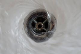 Verstopfte Abflüsse sind nicht nur ärgerlich, sondern können auch teure und aufwendige Reparaturen nach sich ziehen. Oft entstehen sie schleichend durch alltägliche Gewohnheiten – Essensreste in der Spüle, Haare im Duschabfluss oder Kalkablagerungen in den Rohren. Doch mit einfachen Maßnahmen lassen sich viele dieser Probleme vermeiden. Welche Methoden helfen, Rohre langfristig sauber und funktionsfähig zu halten?