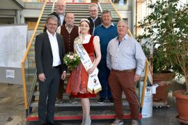 Auf Einladung von Landrat Thomas Karmasin und Obermeister der Metzger-Innung Fürstenfeldbruck Bernhard Huber wurde Sophie Braumiller im Rahmen eines Weißwurstessen im Landratsamt zur Wahl zur Weißwurstkönigin gratuliert.                                        