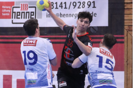 Es war das erwartet intensive und spannende Spiel gegen den Tabellenvierten Kornwestheim. Aus dem Hinspiel mit der knappen 30:28 war den Spielern noch in Erinnerung, dass die sich bietenden Chancen besser genutzt werden müssen. Den Gästen gelang zwar die Führung, die sie aber schon in der fünften Minute abgeben mussten. Über eine kompakte Abwehr mit einem großartig aufspielenden Kilian Weigl gelang bis zur zwölften Minute eine 8:4 Führung. 