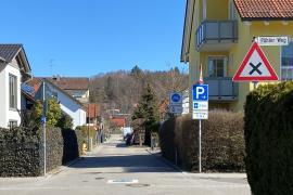 In der Ausschusssitzung für Umwelt und Verkehr erklärte Stefanie Obermair vom Gilchinger Ordnungsamt, dass künftig die Zufahrt für Pkws über die Römerstraße sowie den Starnberger Weg in die Kiltrahinger Straße verboten ist. 