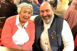 – Obwohl Hermine Seeger ihren 85sten Geburtstag bereits gefeiert hat, ist die gebürtige Gilchingerin auch dann unterwegs, wenn es wo anders etwas zu feiern oder zu organisieren gibt. Zuletzt traf man sie beim Gstanzl- und Couplet-Singen der Volksmusikfreunde Geisenbrunn, in dessen Vorstand sie als langjährige Beirätin die Geschicke des Vereins mit lenkt. Die Liste ihrer Aktivitäten ist lang. „Ja mei, man muaß halt unter d’Leit, damit man geistig fit bleibt“, betont Seeger.