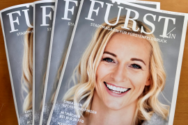 Mit einem einnehmenden Lächeln begrüßt uns FÜRST, das neue Stadtmagazin, das vom Stadtmarketing Forum »Wir in FFB« herausgegeben wird. Die Erstausgabe, die jetzt in vielen Geschäften zum Mitnehmen ausliegt, ist ein Mix aus Porträts von Innenstadt-Geschäften und Berichten aus und über Bruck. Das Magazin mit einem Umfang von 60 Seiten will Lust machen auf die Stadt und die Region und soll zwei Mal jährlich erscheinen – kostenlos.
