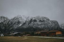 Hütten vor einer Bergkette