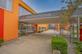 Unter dem Motto „Fairtrade erleben – schmecken, verstehen, mitmachen!“ veranstaltet die Volkshochschule Gilching, Weßling & Wörthsee e.V. in Zusammenarbeit mit der Gemeinde Gilching und der Steuerungsgruppe Fairtrade am 05. April 2025 von 15 bis 17 Uhr einen Nachmittag mit vielen Angeboten.  
