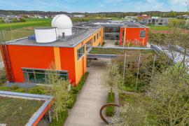 Dass an der Volkshochschule nicht nur Sprach- Gesundheits- und Kreativkurse angeboten werden, hat sich bereits herumgesprochen. „Wir haben auch ein vielfältiges Angebot für Familien und Kinder, das haben viele Menschen gar nicht so sehr auf dem Schirm“, meint die Leiterin Liane Apel. Programmieren lernen, 3-D-Druck, frühes Forschen oder Nähen sind beispielsweise Kursangebote für Kinder.