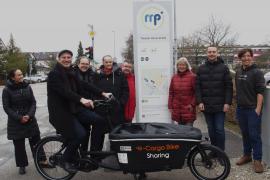 Eröffnung des neuen E-Lastenrad Mobilitätspunktes in der Brucker Theodor-Heuss-Straße mit OB Christian Götz auf dem Rad, zusammen mit Projektverantwortlichen und Stadträten. 