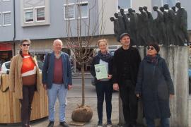 Fürstenfeldbruck – Bei wärmender Frühlingssonne pflanzte der Arbeitskreis Gedenken im Historischen Verein Fürstenfeldbruck (HVF) in Kooperation mit der Stadt Fürstenfeldbruck vergangenen Freitag einen Korbiniansapfelbaum. 