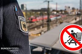 Am Sonntagabend (13. April) hielten sich drei Jugendliche im Alter von 14 und 15 Jahren in der Nähe des S-Bahnhaltepunktes Eichenau auf. Einer der 15-Jährigen legte Schottersteine auf die Schienen. Daraufhin kam es zu einem gefährlichen Vorfall mit einer einfahrenden S-Bahn. Kurz darauf entfernte sich einer der Jugendlichen vom Tatort.