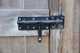 Detailaufnahme eines Riegels an einer Holztür