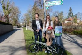 Der Osterhase radelt wieder durch den Landkreis Starnberg: Zum dritten Mal findet zu Ostern das oSTAradeln statt. Von Karfreitag, den 18. April bis Ostermontag, den 21. April sind auf den Radwegen im Landkreis Starnberg wieder Sticker zu finden. Im Unterschied zu den Vorjahren wurden diese nun dauerhaft an der Radwegebeschilderung befestigt, die Teilnahme am Ostergewinnspiel ist mittels QR-Code möglich. 