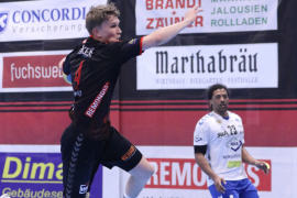 Die Wittelsbacher Halle hat im Laufe ihrer Jahrzehnte schon einige spektakuläre Spiele erlebt und das Spiel gegen den EHV Aue ist sicherlich eines davon. Leidgeprüft in Sachen Spieler war Trainer Martin Wild in dieser Saison schon oft. Dass ihm aber nur sieben Feldspieler zur Verfügung standen – Tim Ruhwandl kam in der zweiten Halbzeit dazu – war auch in seiner langen Trainerkariere ein Novum. 