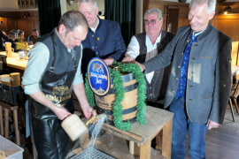 – Das Brucker Volksfest steht wieder vor der Tür. Am 25. April geht es los mit dem beliebten Traditionsfest – und in diesem Jahr gibt es eine kleine, aber bedeutende Neuerung: Der große Festumzug mit rund 2.700 Teilnehmerinnen und Teilnehmern aus über 50 Vereinen findet heuer nicht wie gewohnt am Freitag, sondern am Samstag statt.