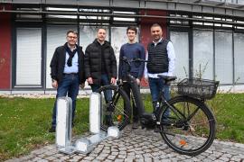– Fahrrad-Sharing, auch bekannt als Bikesharing, wird immer beliebter. Während entsprechende Sharing-Systeme in Großstädten und Touristenhochburgen schon länger zum Straßenbild gehören, expandieren Anbieter zunehmend in den suburbanen bis ländlichen Raum.