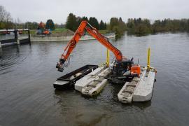 Die Stadtwerke Fürstenfeldbruck führen bis Freitag, 23. Mai eine Unterhaltsmaßnahme im Stausee der Amper vor dem Wasserkraftwerk Schöngeising durch. Ziel der Maßnahme ist die Entfernung von angeschwemmtem Schlamm, der sich im Bereich des Stauwehrs zwischen Enterbruck und Schöngeising über die Jahre abgelagert hat.
