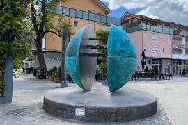 Eine große blaue Kugelskulptur, die Cecina-Kugel, von Antonio Fiengo im Zentrum von Gilching