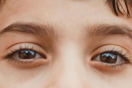Nahaufnahme der Augen eines Jungen
