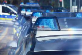 Polizeiwagen mit eingeschaltetem Blaulicht