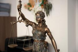 Statue der Justitia, die eine Waage in der Hand hält