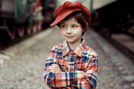 Kleiner Junge mit roter Mütze und kariertem Hemd