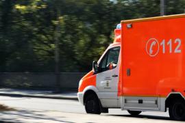 Ein Krankenwagen fährt die Straße entlang.  