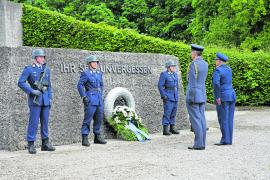 Oberst Dieter Rubenbauer (r.) und Group Captain Mark Derek Heffron beim Zeremoniell.