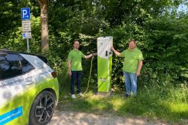 Romed Leite (Teamleiter E-Mobility) und Felix Angermeier (Projektleiter E-Mobility, v.l.) von den Stadtwerken Fürstenfeldbruck prüfen die Ladesäule für E-Fahrzeuge am neuen Standort Pucher Meer.