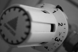 Nahaufnahme eines weißen Heizkörper-Thermostats