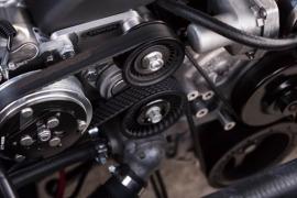 Nahaufnahme eines Motors mit einem Riemen, die die technischen Details zeigt