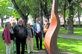 „Lilli“ darf im Gerblkellerpark bleiben, v.l.n.r., vorne: Betreuerin Cornelia Spielmann neben dem Bildhauer Hansjürgen Vogel und Hedwig Hanf (business meets art), hinten re. und li. Künstler Gerhard Gerstberger mit Ehefrau sowie in der Mitte die Rathauschefs Christian Götz und Dr. Birgitta Klemenz. 