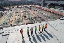 Eine Gruppe von Bauarbeitern steht auf einer Baustelle.
