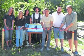 Eröffnung des neuen Naturlehrpfads im Emmeringer Hölzl mit Bürgermeister Stefan Floerecke (Mitte) und einigen Projektbeteiligten. 