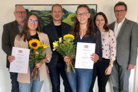 Alexandra Pöller (vorne li.) und Lucie Klee (vorne re.) können sehr stolz auf ihre tollen Leistungen in der Berufsschule sein. Mit ihnen freuen sich, v.li.n.re.: Martin Hackenberg (Vorsitzender Personalrat), OB Christian Götz, Ausbildungsleiterin Christina Vetterl und Personal-Chef Michael Wagner.